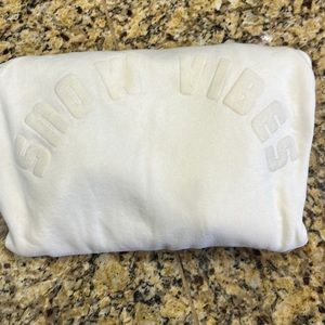 Beautiful American Eagle marshmallow white winter sweatshirt.